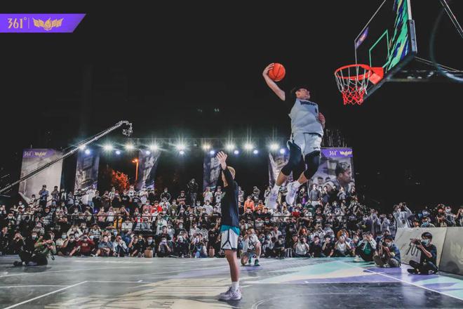 更关注其背 更关注其背